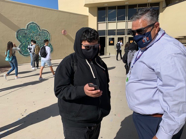 Cholla High School Principal Frank Armenta帮助学生在第一天找到课程回到2020-2021学年。照片Courtesy Tucson统一学区